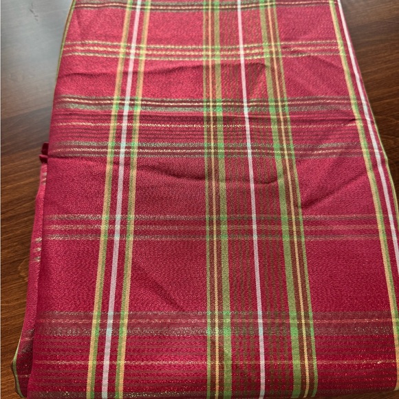 New Holiday Tablecloth, Round - Picture 2 of 2